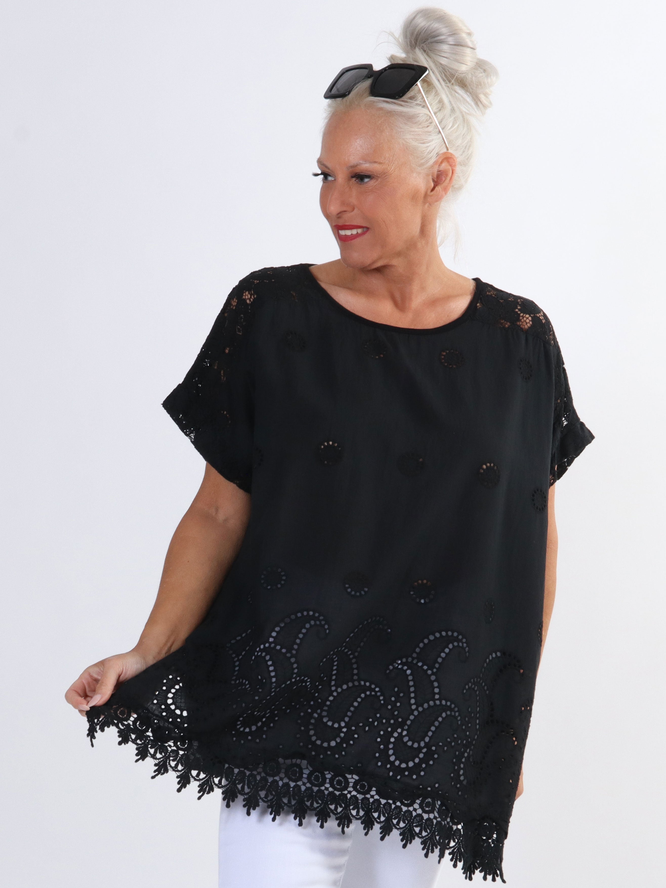 Inna - Sød plus size top med blonder og broderi anglaise